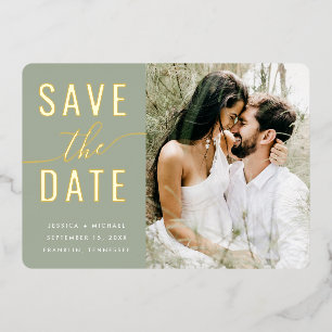 Moderne Foto Sage Grün Schrift Save The Date Gold Folieneinladung