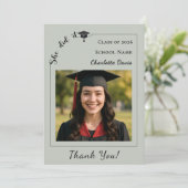 Moderne Foto sagegrüne Abschlussfeier Sie hat es g Dankeskarte (Stehend Vorderseite)