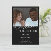 Moderne Foto Schwarz-Weiß-Hochzeit Save The Date (Stehend Vorderseite)