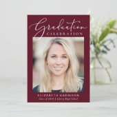 Moderne Foto Script Burgundy Graduation Party Einladung (Stehend Vorderseite)