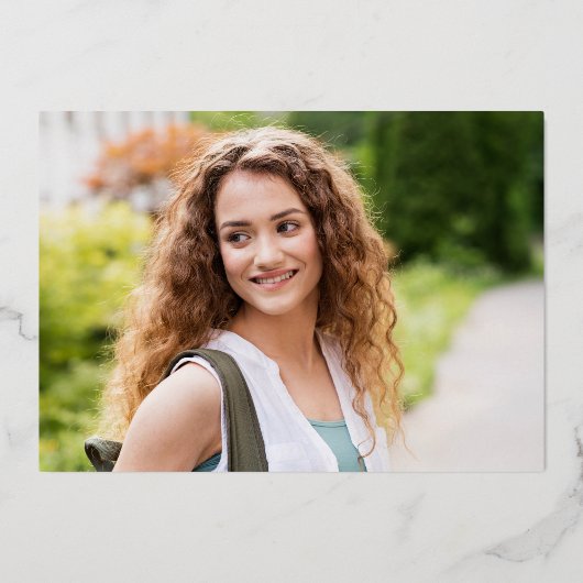 Moderne Foto Script Class of 2024 Abschluss Real Folieneinladung (Rückseite)