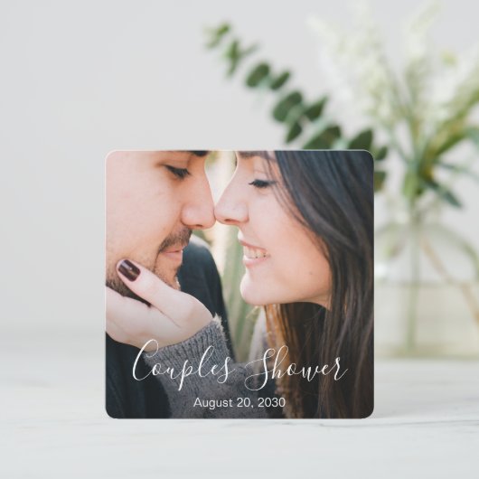 Moderne Foto Script Couples Dusche Einladung (Stehend Vorderseite)
