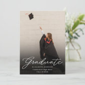 Moderne Foto Script Graduation Party Einladung (Stehend Vorderseite)