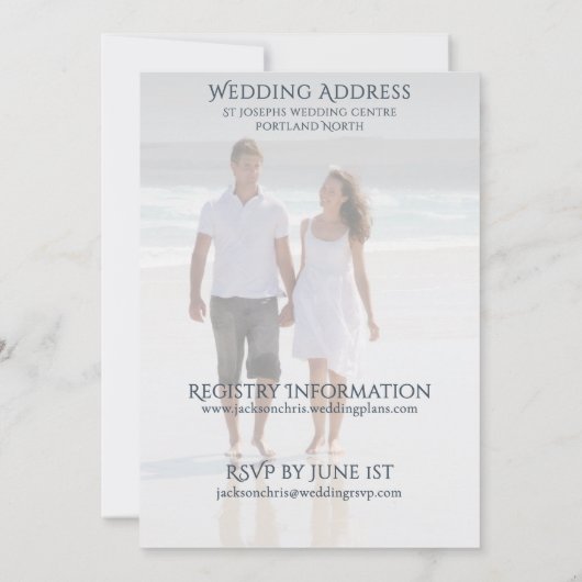 Moderne Foto-Serif-Typografie Strandhochzeit Einladung (Rückseite)