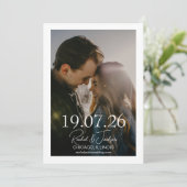 Moderne Foto Typografie-Overlay-Hochzeit Save The Date (Stehend Vorderseite)