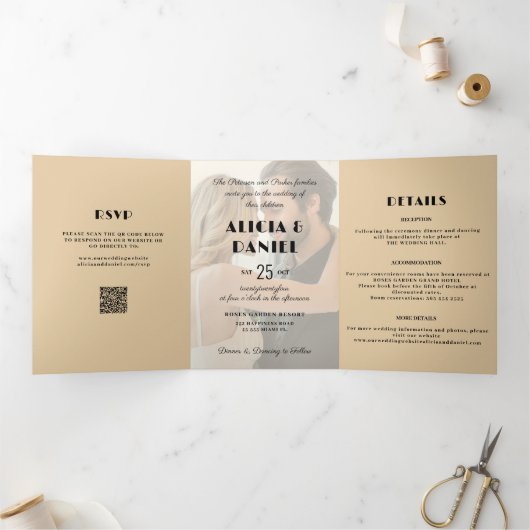 Moderne Foto uAwg details QR Creme Schwarze Hochze Dreifach Gefaltete Einladung (Innenseite)