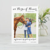 Moderne Foto Verlobung Horse Wedding Save The Date (Stehend Vorderseite)