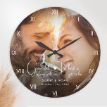 Moderne Foto Wall Große Wanduhr<br><div class="desc">Feiern Sie zeitlose Liebe mit diesem Custom Foto Wall Large Clock. Mit einem der beliebtesten Fotos, einem eleganten Drehbuch und klassischen römischen Ziffern ist es ein moderner und einzigartiger Sake für Neuvermählte oder als Geschenk für die Verlobung. Wenn Sie helfen möchten, es zu personalisieren, um es wirklich etwas Besonderes zu...</div>
