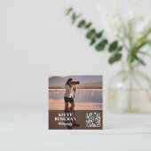 Moderne Fotografen QR Code Social Media Quadratische Visitenkarte (Stehend Vorderseite)