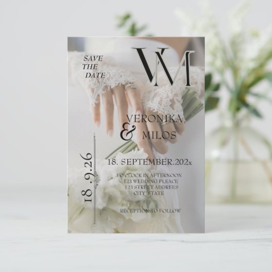 Moderne Fotohochzeit-Save-the-Date-Karte mit Monog Save The Date (Stehend Vorderseite)
