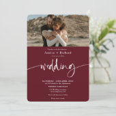 Moderne Fotos mit roter Bordeaux-Hochzeitsschrift Einladung (Stehend Vorderseite)