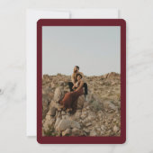 Moderne Fotos mit roter Bordeaux-Hochzeitsschrift Einladung (Rückseite)