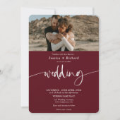 Moderne Fotos mit roter Bordeaux-Hochzeitsschrift Einladung (Vorderseite)
