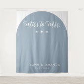 Moderne Frau Brautparty Blue Arch Wandteppich (Vorderseite)