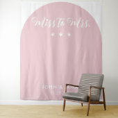 Moderne Frau Brautparty Pink Arch Wandteppich (Beispiel)