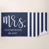 Moderne Frau Script Nautical Navy & White Stripes Strandtuch (Vorderseite)