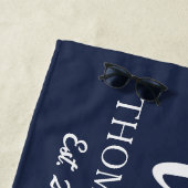 Moderne Frau Script Nautical Navy & White Stripes Strandtuch (Beispiel)