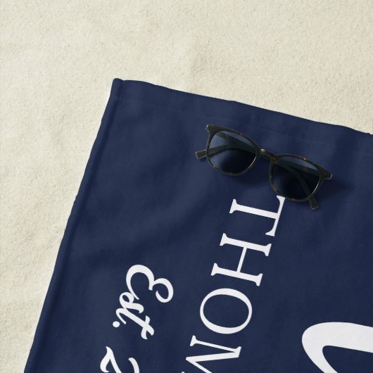 Moderne Frau Script Nautical Navy & White Stripes Strandtuch (Beispiel)