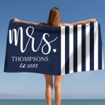 Moderne Frau Script Nautical Navy & White Stripes Strandtuch<br><div class="desc">Dieses moderne Angelhandtuch mit weißen Streifen und Marinemonnader von Frau Script ist der perfekte Weg, um Ihren neuen Status als Whirlpool zu zeigen! Egal, ob Sie sich für einen Flitterwochenurlaub oder nur für den Tag am Strand aufhalten, dieses trendige Handtuch lasse jedem zu wissen, wer der Chef ist. Das niedliche...</div>