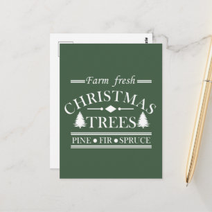 Moderne frische Weihnachts-Tannen auf dem Bauernho Postkarte