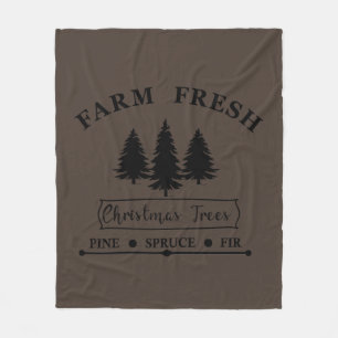 Moderne frische Weihnachtstannen auf dem Bauernhof Fleecedecke