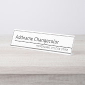Moderne Führungskraft mit Name und Titel mit Zeile Schreibtischnamensplakette (Vorderseite )