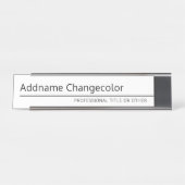 Moderne Führungskraft mit Name und Titel mit Zeile Schreibtischnamensplakette (Vorderseite )