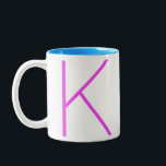 Moderne Fun Bright Minimal Neon Monogramm Zwei-Ton Zweifarbige Tasse<br><div class="desc">Spaß mit Monogramm Tasse mit individuellem Anfangs- und personalisierten Text oder Namen im heißen Orchideenneon lila mit bearbeitbarer Farbe im Inneren. Das moderne und minimalistische coole Design macht ein einzigartiges personalisiertes Geschenk.</div>