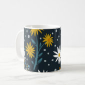 Moderne Gänseblümchen-Muster auf Dunkelblau Kaffeetasse (Vorderseite Links)