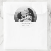 Moderne Gastgeschenk Hochzeit Save the Date Foto Runder Aufkleber (Tasche)