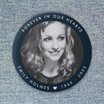 Moderne Gedenkstätte | Navy Blue Funerary Favor Fo Button<br><div class="desc">Moderne, einfache Foto-Gedenkschaltfläche, um das Leben Ihrer Lieben in einem modernen minimalistischen Design Stil in Marineblau zu feiern. Das Template-Design kann leicht mit Ihrem eigenen Foto und Text personalisiert werden, um eine besondere Hommage an Ihre Lieben oder als Teil ihrer Beerdigung, Gedenkfeier oder Feier des Lebens zu schaffen. Das abgebildete...</div>