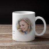 Moderne Gedenkstätte vor und nach dem Foto Kaffeetasse