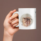 Moderne Gedenkstätte vor und nach dem Foto Kaffeetasse