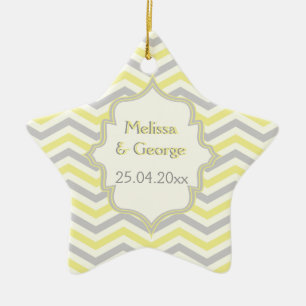 Moderne gelbe, graue, elfenbeinfarbene Chevron-Mus Keramikornament