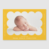 Moderne Gelbe Scallope Foto Geburtsankündigung Magnetkarte (Vorderseite)