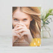 Moderne gelbe Splashes 1 Foto Graduierungsparty Einladung (Stehend Vorderseite)