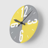 Moderne gelbe und graue Farbblöcke mit großen Zahl Runde Wanduhr (Winkel)