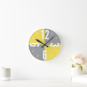 Moderne gelbe und graue Farbblöcke mit großen Zahl Runde Wanduhr (Zuhause)