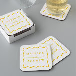 Moderne gelbe Wavy-Rahmen-Hochzeit Rechteckiger Pappuntersetzer<br><div class="desc">Fügen Sie Ihren Hochzeitsempfang, Ihr Probe Dinner, Ihre Verlobungsfeier oder Ihren Polterabend mit diesen modernen Gelben Rahmen Untersetzer hinzu. Die Retro-Untersetzer zeigen die Namen der Ehepaare in fett gelben Buchstaben, umgeben von einem gelben, gewellten Rahmen, der mit einem weißen Hintergrund kontrastiert. Die trendigen Hochzeitsstipps wurden entworfen, um sich mit unserer...</div>