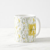 Moderne, gelbe Wildblumen florale Monogramm Kaffeetasse (VorderseiteRechts)