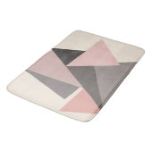 Moderne geometrische Formen aus rosa und grauem Mi Badematte (Schrägansicht)