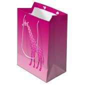 Moderne geometrische Giraffe, Fuchsia und Light Pi Mittlere Geschenktüte (Vorderseite Schrägansicht)