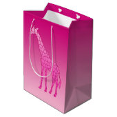 Moderne geometrische Giraffe, Fuchsia und Light Pi Mittlere Geschenktüte (Rückseite Schrägansicht)