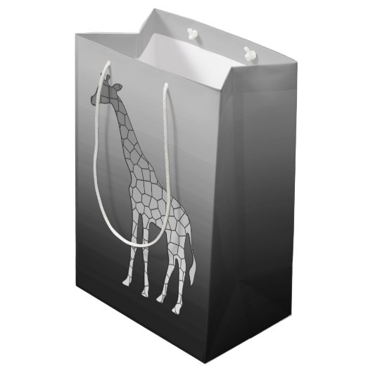 Moderne geometrische Giraffe, Silbergrau/Grau Mittlere Geschenktüte (Rückseite Schrägansicht)