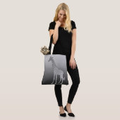 Moderne geometrische Giraffe, Silbergrau/Grau Tasche (Am Model)