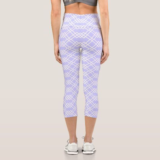 Moderne geometrische Lichtperiwinkle und Weiß Capri Leggings (Rückseite)