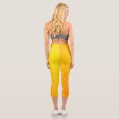 Moderne geometrische Linie Orange Yellow Stripe Om Capri Leggings (Rückseite)