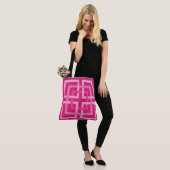 Moderne geometrische Quadrate, Fuchsia und Light P Tasche (Am Model)