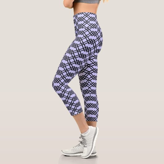 Moderne geometrische Schwarz- und Lichtperiwinkle Capri Leggings (Links)