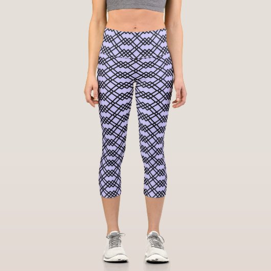 Moderne geometrische Schwarz- und Lichtperiwinkle Capri Leggings (Vorderseite)